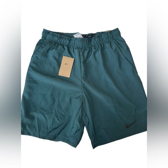 NWT Nike Standard Fit Shorts - Picture 1 of 6